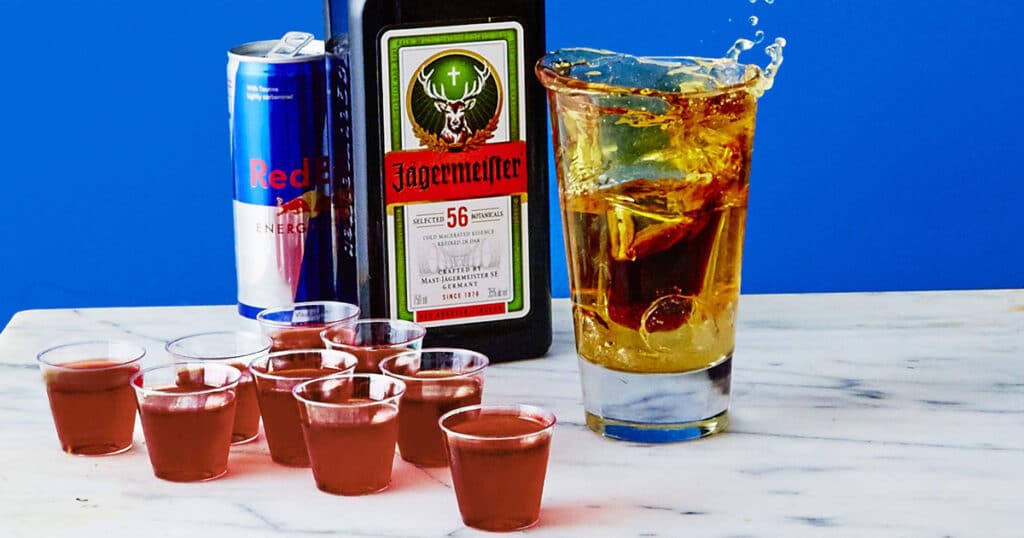 Thuong-thuc-ruou-Jagermeister-voi-cong-thuc-noi-tieng-Jager-Bomb